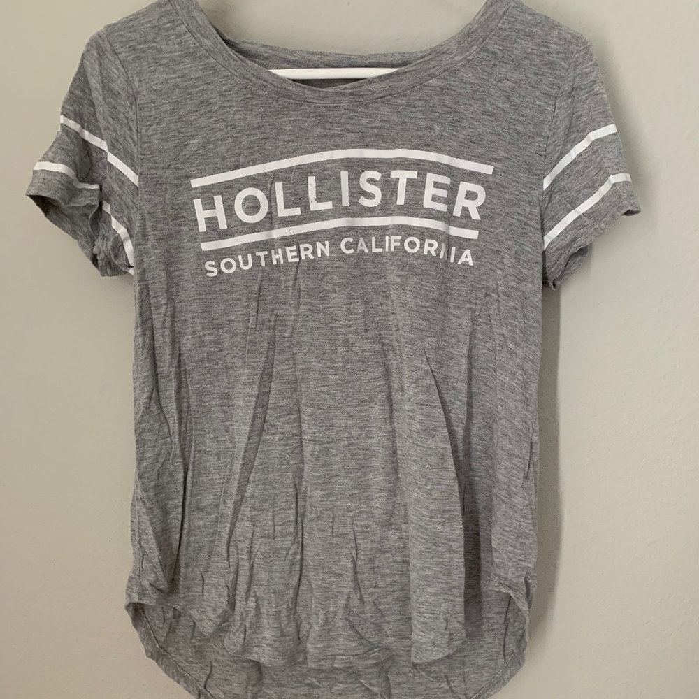 gray Hollister tee